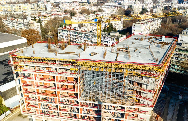 吊车与新型多层建筑 库存照片