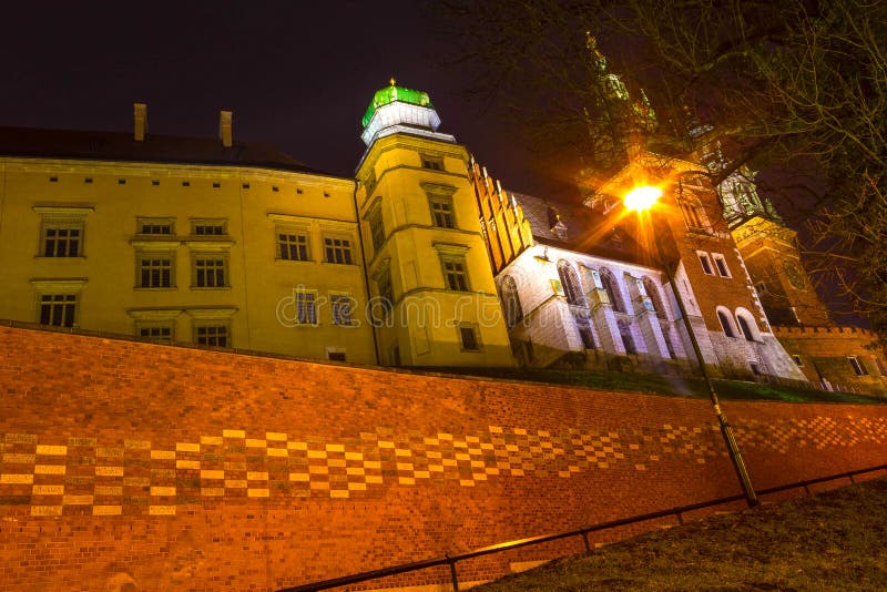 向Wawel城堡的路，克拉科夫，波兰 与恩人的名字的众多的纪念匾