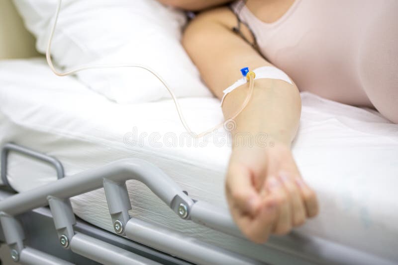 吸管在手中医院的年轻孕妇 紧急药物治疗 库存图片 吸管在手中医院的年轻孕妇 紧急药物治疗 库存图片