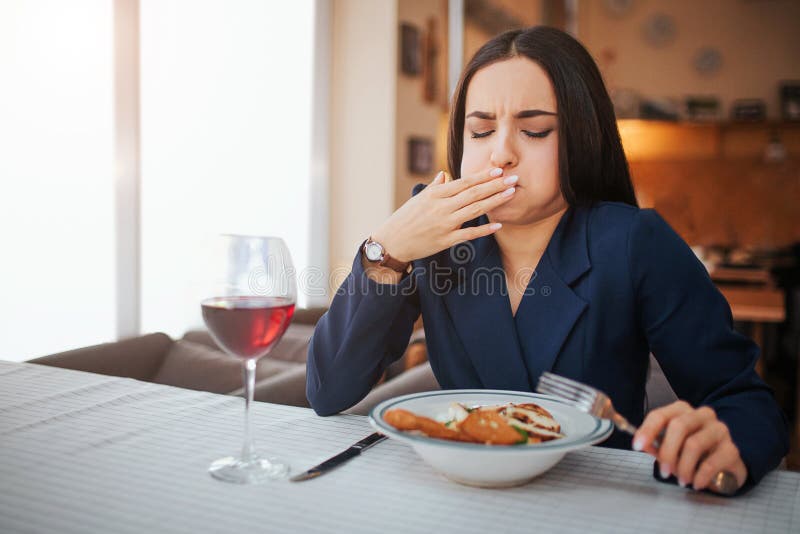 呕吐的病态的年轻女人开始 她用手盖嘴并且保持眼睛闭上 模型感到坏 她有红色玻璃 免版税库存图片 呕吐的病态的年轻女人开始 她用手盖嘴并且保持眼睛闭上 模型感到坏 她有红色玻璃 免版税库存图片