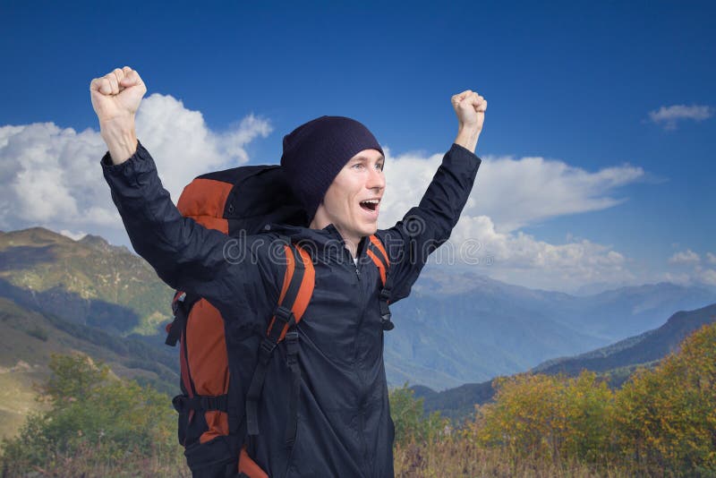 呼喊在上面的年轻徒步旅行者用他的手上升了,侧视图 免版税库存图片