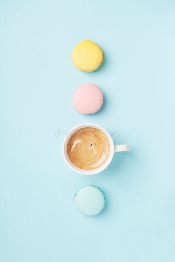 咖啡和五颜六色的macaron在淡色蓝色背景顶视图 舒适早餐时尚舱内甲板位置样式 甜蛋白杏仁饼干 库存照片 咖啡和五颜六色的macaron在淡色蓝色背景顶视图 舒适早餐时尚舱内甲板位置样式 甜蛋白杏仁饼干 库存照片