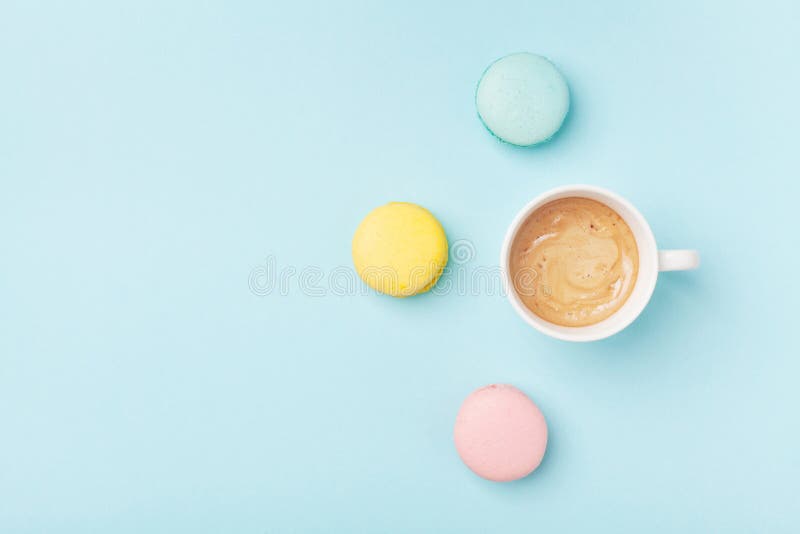 咖啡杯和五颜六色的macaron在淡色蓝色背景顶视图 舒适早晨早餐时尚舱内甲板位置 甜蛋白杏仁饼干 库存图片 咖啡杯和五颜六色的macaron在淡色蓝色背景顶视图 舒适早晨早餐时尚舱内甲板位置 甜蛋白杏仁饼干 库存图片