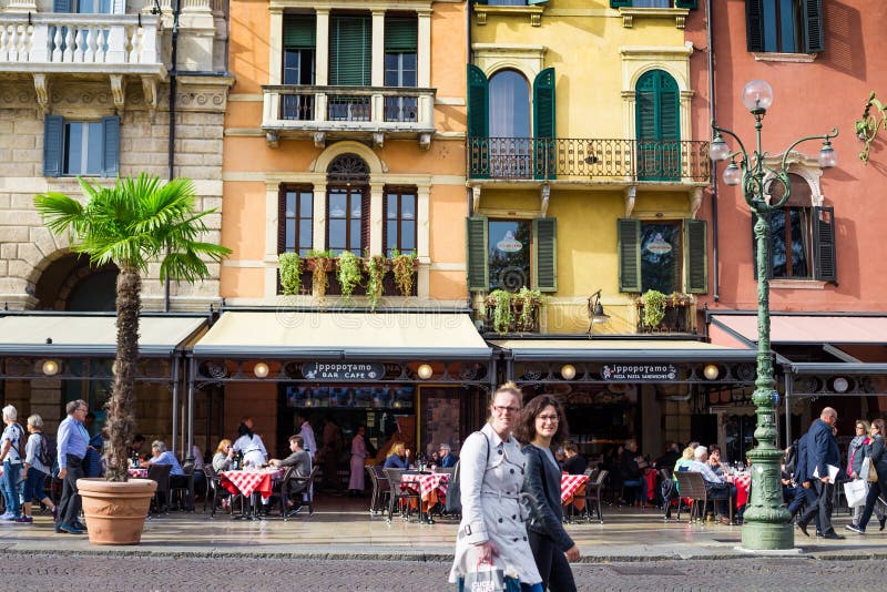 咖啡馆和商店接近射击在广场胸罩正方形在维罗纳意大利