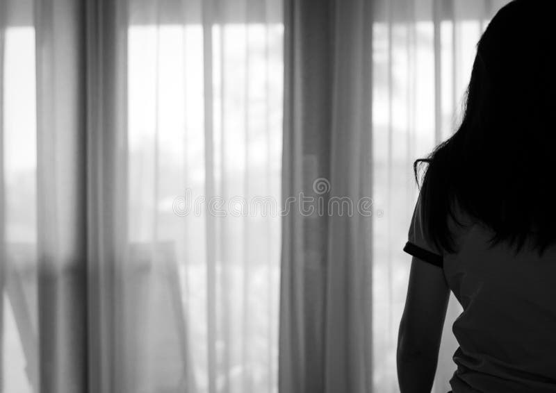 哀伤的成人亚裔妇女背面图坐床在卧室 被注重的和沮丧的少妇 有黑长发的绝望妇女 库存图片 哀伤的成人亚裔妇女背面图坐床在卧室 被注重的和沮丧的少妇 有黑长发的绝望妇女 库存图片