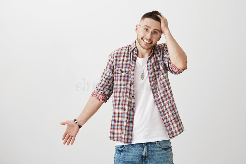 哟,我不知道这怎么发生了 演播室射击了有刺毛的无知的窘迫英俊的人在时髦eyewear 库存照片 哟,我不知道这怎么发生了 演播室射击了有刺毛的无知的窘迫英俊的人在时髦eyewear 库存照片