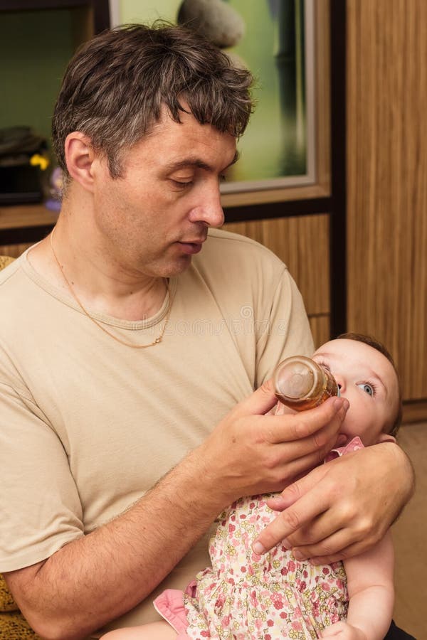 哺养的婴孩 免版税库存图片