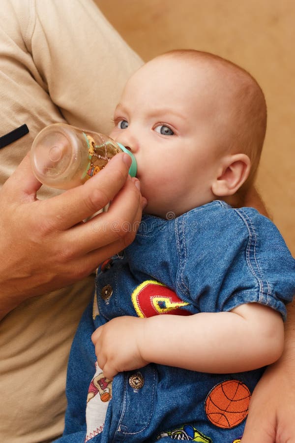 哺养的婴孩 免版税库存图片
