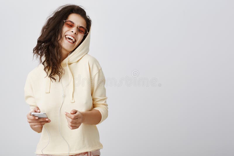 唱她心脏 正面快乐的白种人女孩画象黄色掀动头的有冠乌鸦和时髦的eyewear的 免版税库存图片 唱她心脏 正面快乐的白种人女孩画象黄色掀动头的有冠乌鸦和时髦的eyewear的 免版税库存图片
