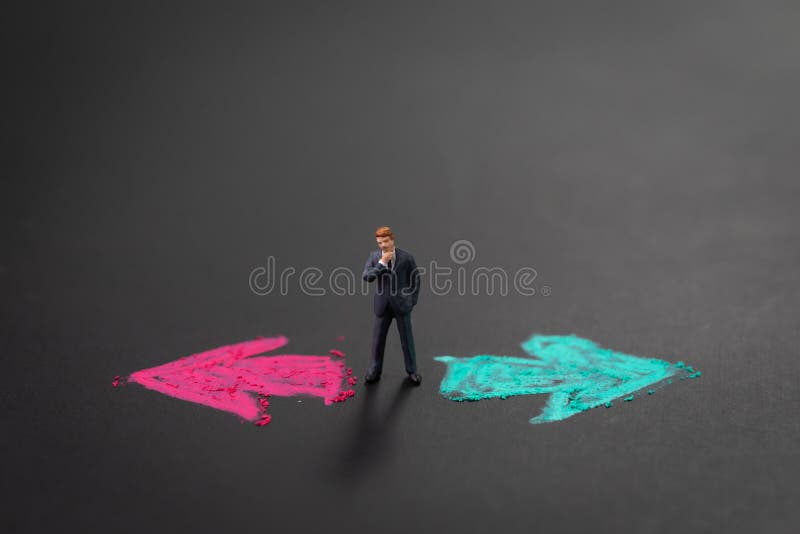 商业决策、事业或者机会选择在选择概念的生活中,认为在左稀土中间的微型商人 免版税库存图片 商业决策、事业或者机会选择在选择概念的生活中,认为在左稀土中间的微型商人 免版税库存图片