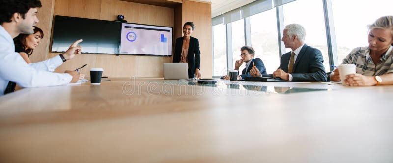 商人开委员会会议在现代办公室 免版税库存照片
