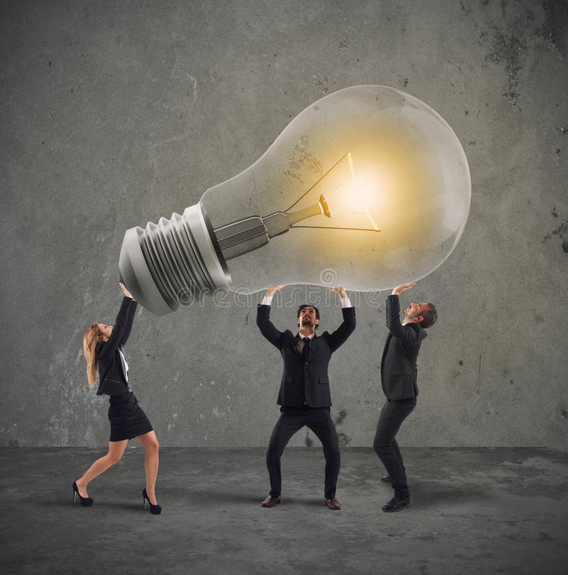 商人拿着一个电灯泡 新的想法和公司起动的概念