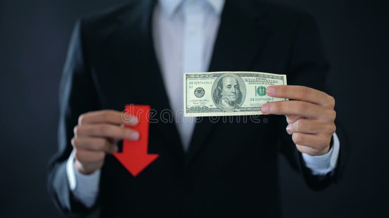 商人显示美元钞票的和红色箭头签署落，金融危机