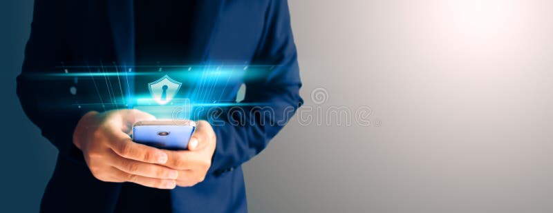 商人正式蓝色衣服用途举行智能手机的关闭在黑暗 免版税库存图片