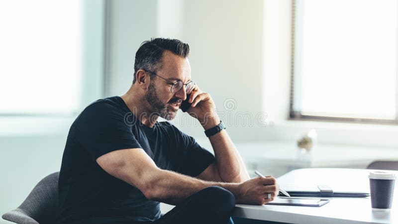 商人繁忙的工作在办公室 免版税图库摄影