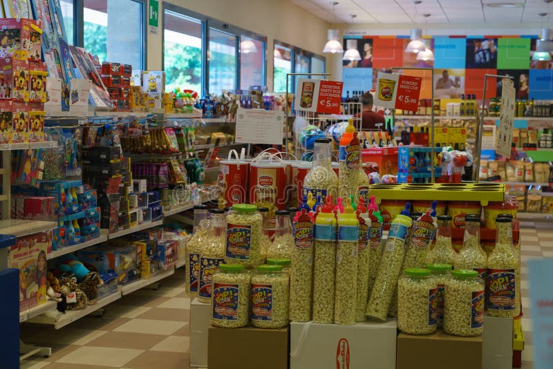 加油站商店内部在意大利 被拍的照片:septembre 12日2015年