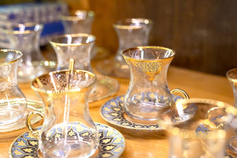 商店里架着传统名牌土耳其茶杯 伊斯坦布尔最受欢迎的纪念品之一 免版税库存照片 商店里架着传统名牌土耳其茶杯 伊斯坦布尔最受欢迎的纪念品之一 免版税库存照片