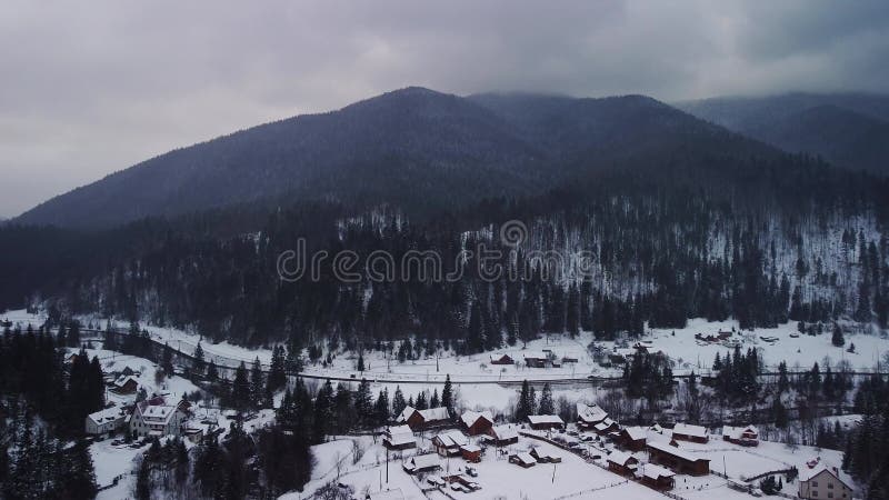 喀尔巴阡山雾天冬季田园高层旅游地的空中景观