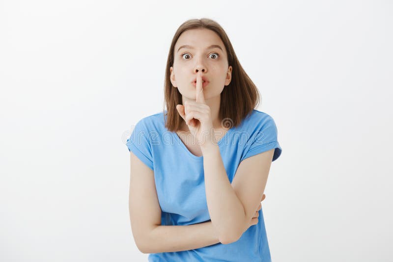 嘘,您不可能告诉任何人,诺言 蓝色T恤杉的激动的悦目女性办公室工作者,弯曲往照相机 库存照片 嘘,您不可能告诉任何人,诺言 蓝色T恤杉的激动的悦目女性办公室工作者,弯曲往照相机 库存照片