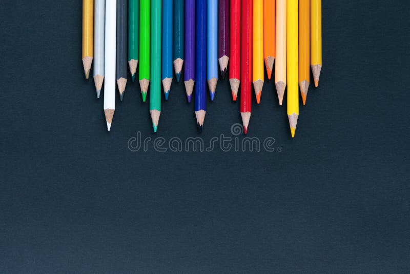 回到概念学校 关闭颜色铅笔堆在黑背景的铅笔鸟嘴射击与拷贝空间