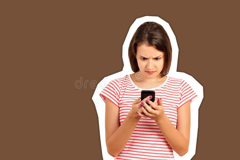 困惑或困惑让看手机的女人不快 情感女孩杂志与时尚色彩的拼贴风格 库存照片 困惑或困惑让看手机的女人不快 情感女孩杂志与时尚色彩的拼贴风格 库存照片