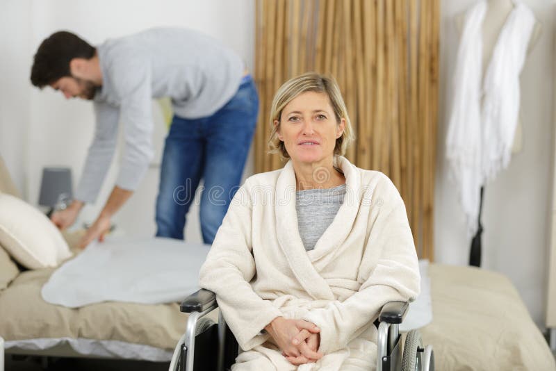 养老院中一位老年女性的图像 免版税库存照片