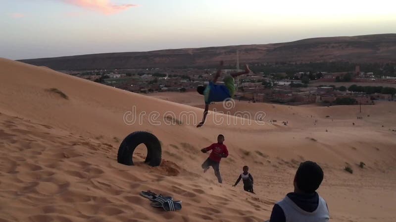 图阿雷格儿童在阿尔及利亚撒哈拉沙丘上玩耍的慢镜头
