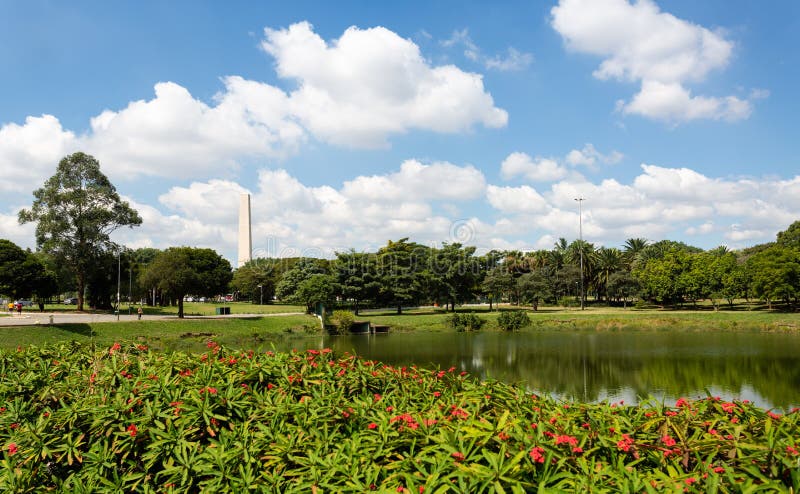圣保罗Ibirapuera公园湖景与背景方尖碑的部分景观 免版税库存照片 圣保罗Ibirapuera公园湖景与背景方尖碑的部分景观 免版税库存照片