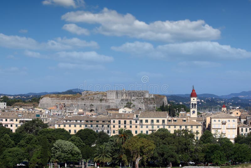 圣徒斯普德教会和新的堡垒科孚岛镇都市风景 免版税库存图片