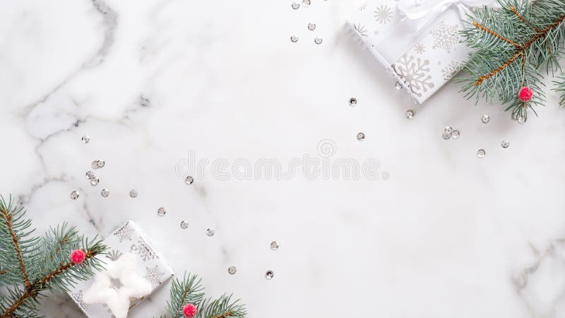 圣诞和新年假日横幅 圣诞贺卡 大理石背景顶视图上的Xmas白色丝带礼品 平躺 免版税库存图片 圣诞和新年假日横幅 圣诞贺卡 大理石背景顶视图上的Xmas白色丝带礼品 平躺 免版税库存图片