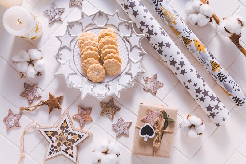 圣诞时间自制饼干，配饰品，冬季装饰用白色