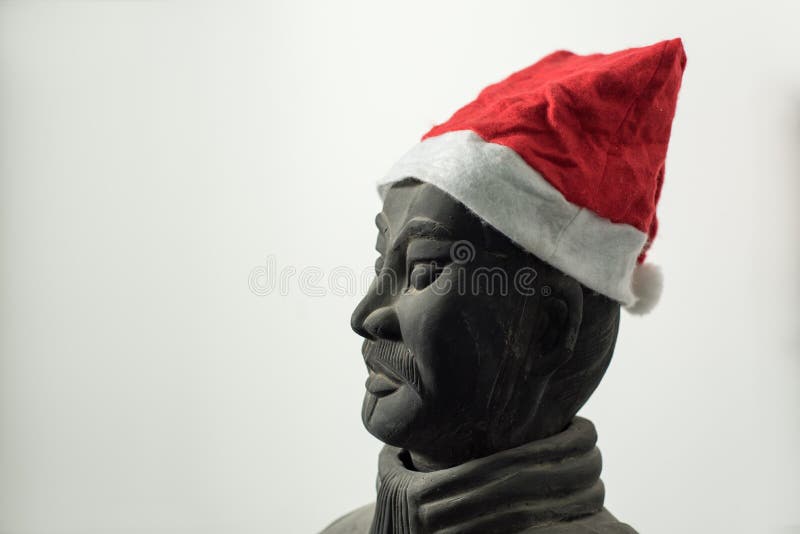 戴圣诞老人帽子的中国赤土陶器战士身材半外形