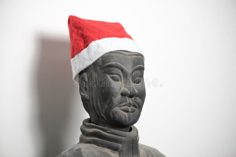 戴圣诞老人帽子的中国赤土陶器战士身材半外形