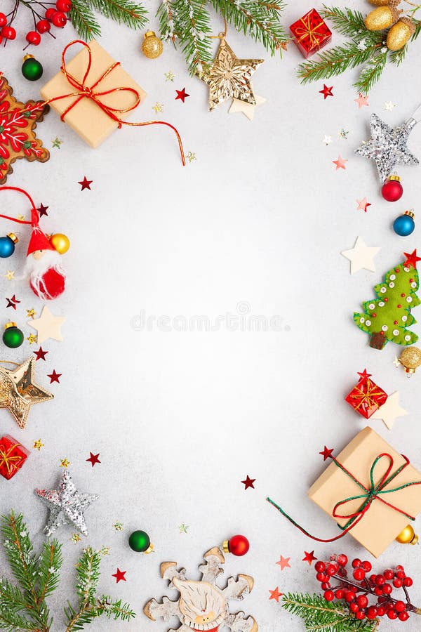 圣诞背景，包括礼盒、节日装饰、冷杉树枝和纸卡纸条 平躺