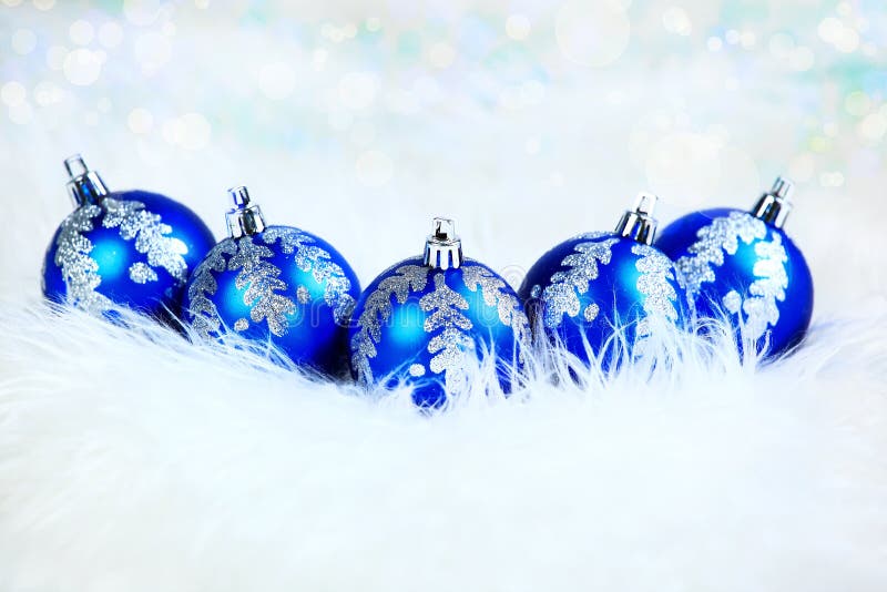 圣诞节 在白色背景的蓝色玻璃球