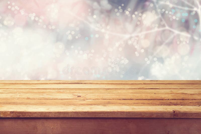 圣诞节与空的木甲板桌的假日背景在冬天bokeh 为产品蒙太奇准备 库存照片