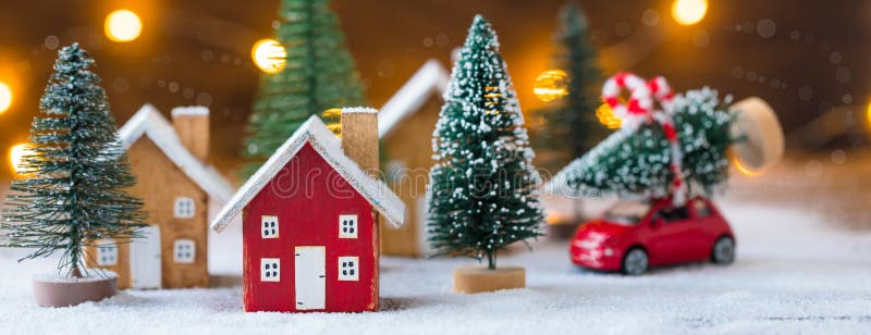 圣诞装饰背景模糊的雪上小木屋和红色小车 免版税库存图片