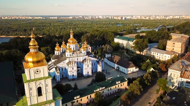 圣迈克尔` s金黄半球形的修道院在基辅乌克兰 在视图之上 从寄生虫的空中录影镜头 照相机来