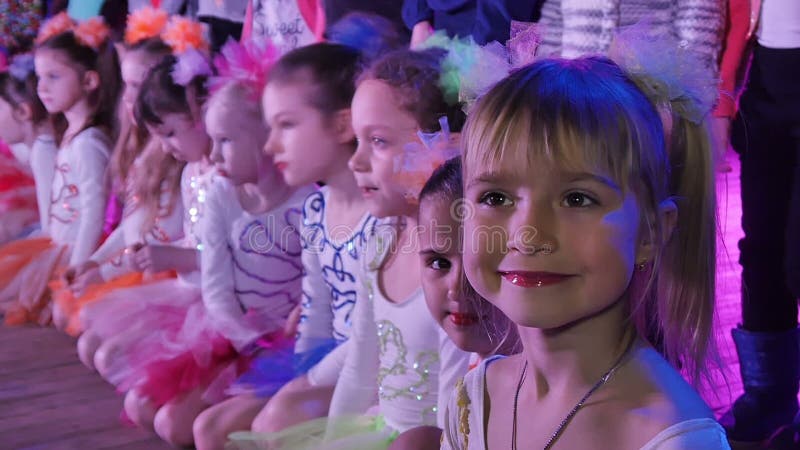 在他的讲话前的女孩舞蹈家在儿童` s音乐节