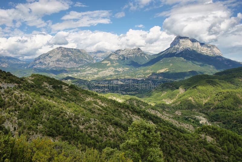 在Aragonese比利牛斯,西班牙的Penya Montanyesa 免版税库存照片 在Aragonese比利牛斯,西班牙的Penya Montanyesa 免版税库存照片