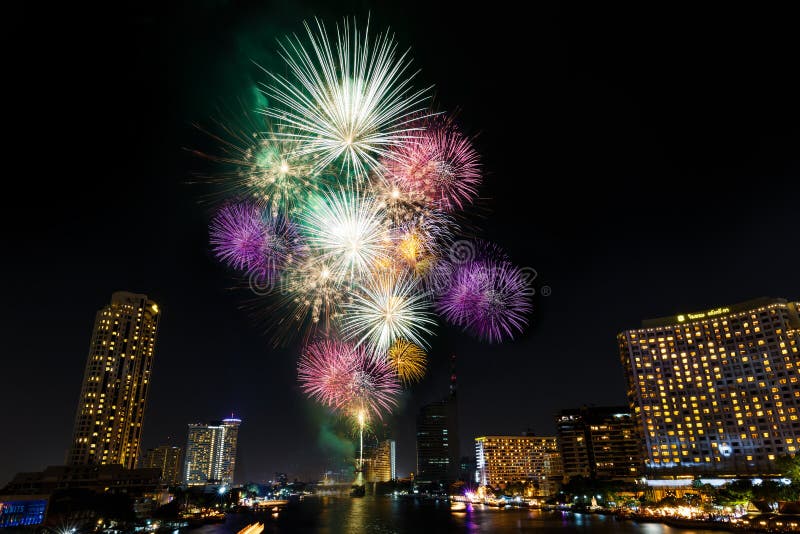 在Chaopraya河的新年烟花在曼谷泰国 免版税库存图片 在Chaopraya河的新年烟花在曼谷泰国 免版税库存图片