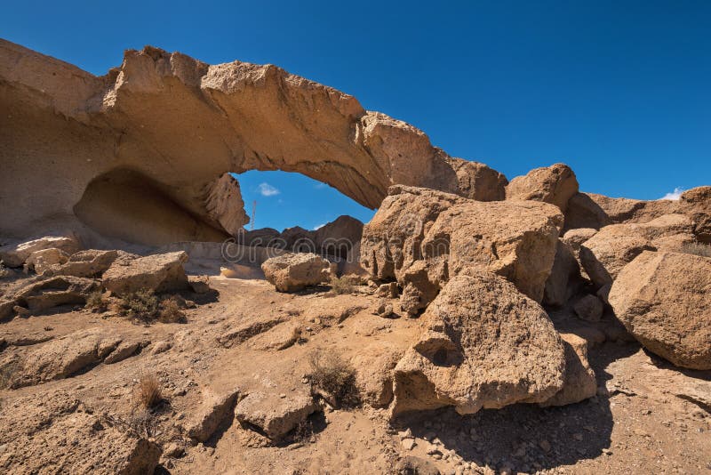 在desertic风景的自然火山岩曲拱形成在特内里费岛,加那利群岛,西班牙 免版税图库摄影 在desertic风景的自然火山岩曲拱形成在特内里费岛,加那利群岛,西班牙 免版税图库摄影