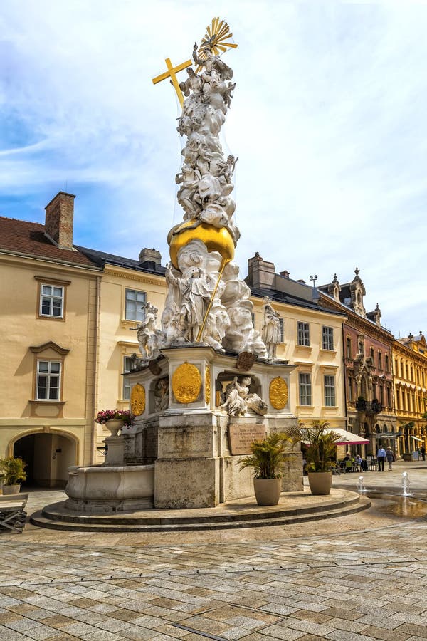 在Hauptplatz的三位一体专栏在Baden bei维恩 库存照片 在Hauptplatz的三位一体专栏在Baden bei维恩 库存照片