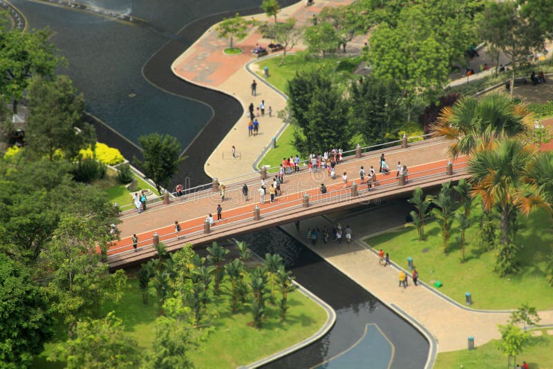 吉隆坡KLCC公园桥上倾斜移位效果，微型人物 库存照片