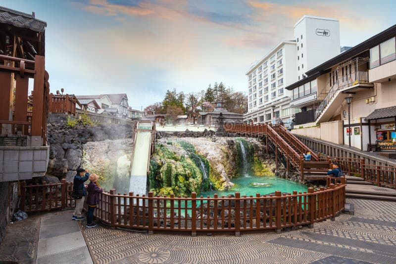 在Kusatsu Onsen的Yubatake温泉在郡马,日本 免版税库存图片 在Kusatsu Onsen的Yubatake温泉在郡马,日本 免版税库存图片