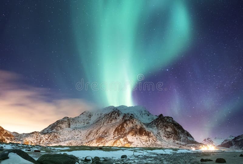 在Lofoten海岛,挪威上的极光borealis 在山上的绿色北极光 与极光的夜空 夜冬天l 免版税图库摄影 在Lofoten海岛,挪威上的极光borealis 在山上的绿色北极光 与极光的夜空 夜冬天l 免版税图库摄影