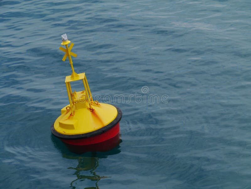在Mediterannean的一个黄色浮体