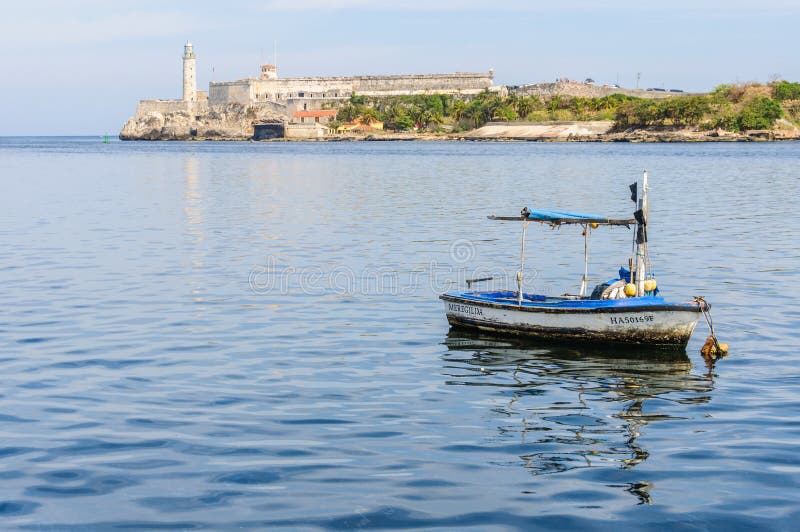 在Morro城堡附近的小船反射在哈瓦那，古巴