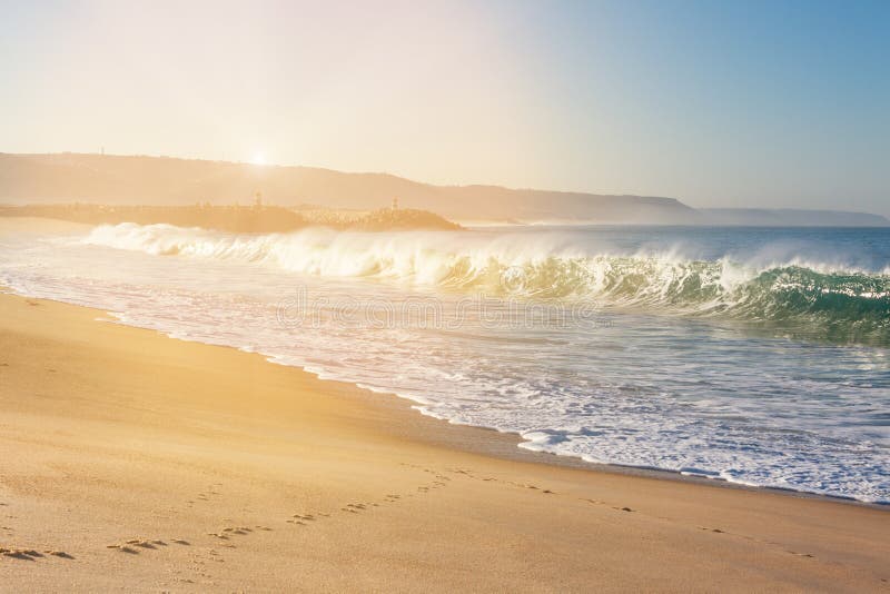 在Nazare,葡萄牙的长的沙子海滩 免版税库存图片 在Nazare,葡萄牙的长的沙子海滩 免版税库存图片