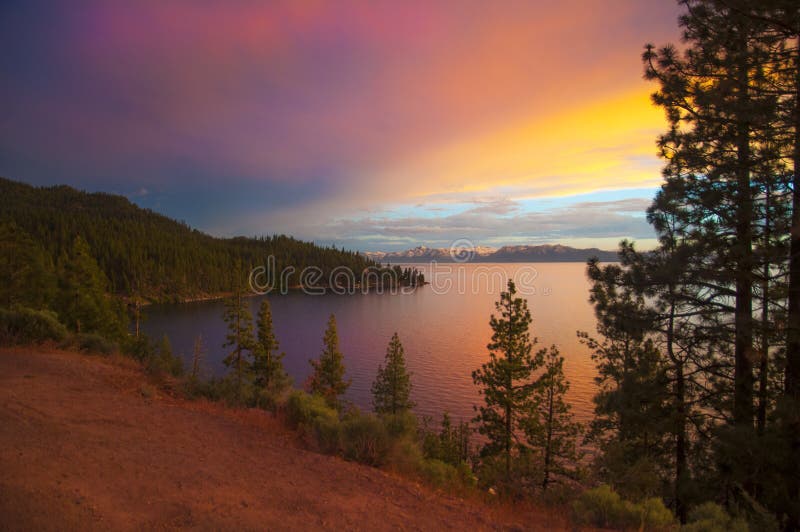 在Tahoe湖的日落
